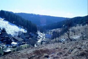 Orstansicht von oben, das enge Tal begrenzt den Ort