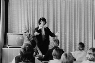 Lehrerin H. R. (Artur-Becker-Oberschule ?) beim Unterricht