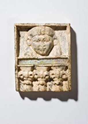 Elfenbeinrelief: Frau über einer Ballustrade