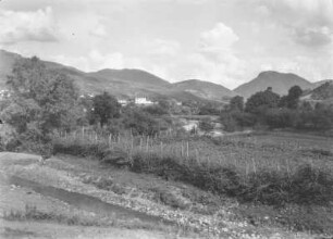 Landschaftsblick : Anbaufelder und Gebirgslandschaft