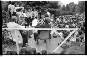 Kleinbildnegativ: Fest auf dem Mariannenplatz, 1977