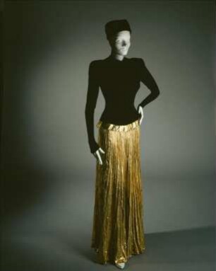 Goldenes Kleid und Samtkappe (Archivtitel)
