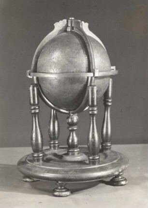 Arabischer Himmelsglobus mit Sternkreiszeichen : Arabischer Himmelsglobus mit Sternkreiszeichen. Bronze, vergoldet, Holzgestell; Höhe 30 cm (1279). Dresden: Mathematisch-Physikalischer Salon