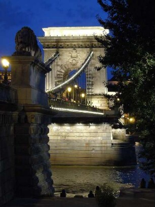 Budapest - Kettenbrücke und Burgberg beleuchtet : In der Dunkelheit werden die historische Donau-Kettenbrücke und die Gebäude auf dem Burgberg beleuchtet. Aufgenommen in Budapest am 13. Juni 2011