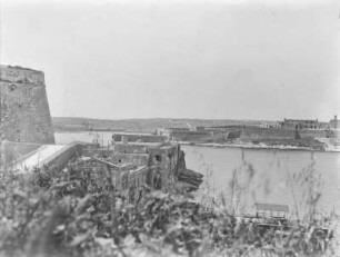 Im Hafen von Valetta : Blick auf Gebäude am Hafen