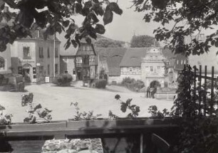 Lauenstein : Lauenstein. Markt mit Falknerbrunnen. Blick aus einer Laube der Gaststätte Goldener Löwe gegen die Burg