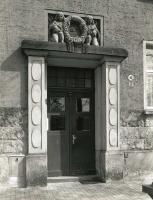 Dresden-Pieschen, Hubertusstraße 44 b/ 44. Doppelwohnhaus (1912). Portal (Nr. 44 b)