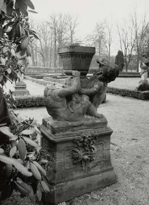 Postament mit Blumenkübel tragenden Putti : Milkel (Kreis Bautzen), Schlossgarten, Postament mit Blumenkübel tragenden Putti, Sandstein, 18. Jahrhundert ?