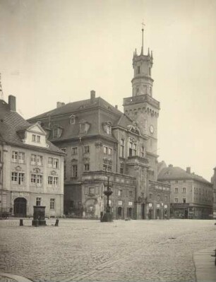 Löbau, Blick über den Markt auf das Rathaus