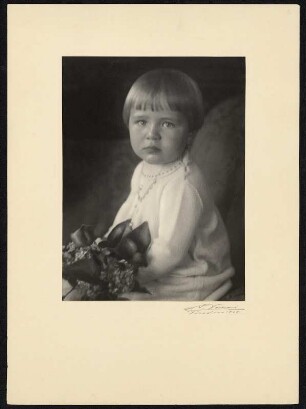 Dresden, Porträt eines jungen Mädchens : Dresden. Porträt eines jungen Mädchens, aufgenommen im Fotostudio Adolf Dous
