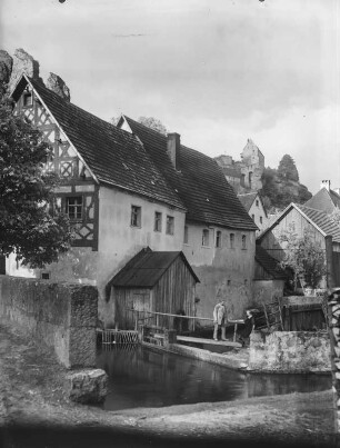 Burg Pottenstein : Pottenstein. Mühlenwehr am Püttlachbach und Wohnhäuser in der Altstadt. Blick von Ostnordost