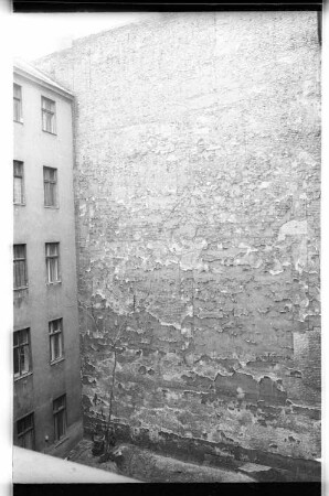 Kleinbildnegative: Hinterhof, Belziger Straße 24, 1979