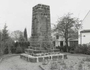 Denkmal für die Gefallenen des 1. Weltkrieges : Denkmal für die Gefallenen des 1. Weltkrieges. Stein (um 1920). Belgern-Schildau, Bahnhofstraße