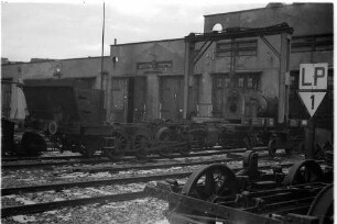 Lok 11, Hauptuntersuchung in Gammertingen, Fahrgestell, Portalkran, im Einsatz 1909 - 1970, "Läuten und Pfeifen"-Schild (LP); Ersatzdrehgestelle von Personenwagen von 1908