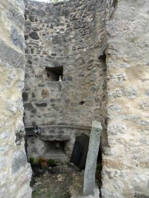 St Michael-Rundturm im Nordosten über Kirchhof mit Schlüsselloch-Schießscharten in zwei Ebenen_02