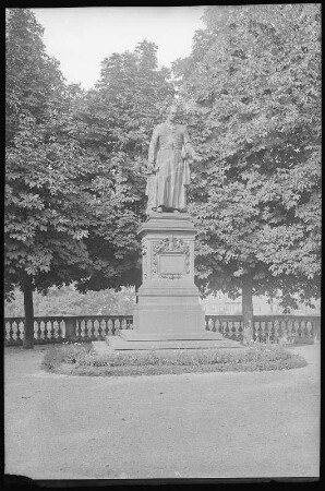 Marienbad. Reitenberger-Monument (1879) : Marienbad. Denkmal für den Abt Karl Kaspar Reitenberger (Taufname Kaspar Prokop Reittenberger; 1879 von Carl Kundmann), den Begründer und Stifter des Kurortes Marienbad
