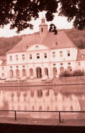 Karlshafen: Rathaus mit Spiegelung im Teich