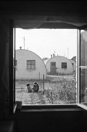 Berlin. Nissen-Hütten am S-Bahnhof Hohenzollerndamm. Blick aus dem Fenster eines solchen Hauses
