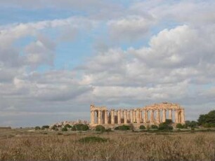 Insel Sizilien - Griechischer Tempel : Wolkenhimmel und griechischer Tempel. Aufgenommen auf der Insel Sizilien 2005