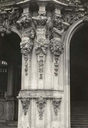 Hermen : Hermen. Sandstein (um 1718). Dresden, Zwinger, Wallpavillon