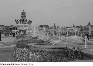 Blick auf einen Teil des Ausstellungsgeländes, Springbrunnen