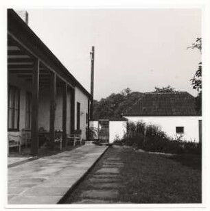 Garten am Landhaus van Beek am Seddiner See: Terrasse am Haus mit Pergola