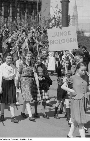 Demonstrationszug - "Junge Biologen"