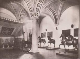 Marstallhalle : Dresden, Johanneum, Historisches Museum, Marstallhalle mit kleinem türkischen Zelt und Prunkpferden