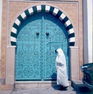 Sidi Bou Said. Kunstvoll genageltes Haustor eines tunesischen Hauses