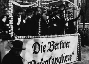 Szene aus dem Dokumentarfilm der "Karnevals-Umzug": Festwagen