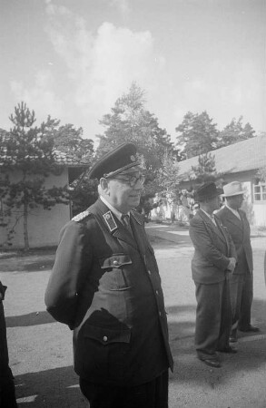 1. Zentrales Pionierlager "Georgi Dimitroff" in Prora auf Rügen : Blick auf Funktionäre während eines Appells