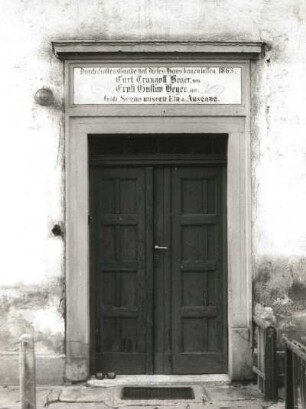 Cossebaude-Gohlis, Gartenstraße 7. Doppelbauernhaus (1863). Portal mit Inschrift