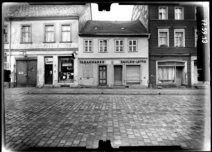 Bernau, Berliner Straße 37. Wohnhaus mit Laden. Straßenfront