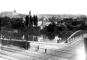 Weißenfels. Blick über die Saale mit Straßenbrücke gegen Schloß Neu-Augustusburg und Turm der Marienkirche (von Nordwest)