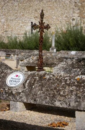 Frankreich. Poitou Charentes. Deux Sevres. Amure. Friedhof. Grabplatten auf Stelzen