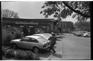 Sieker Landstraße: Parkplatz vor Raiffeisenbank Südstormarn: Dreharbeiten für ARD-Vorabendserie "Großstadtrevier": Szenenbild mit Polizist