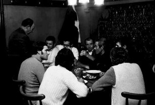 Opfingen: Gasthaus zur Traube; Opfinger Bürger; allein an Tischen