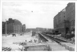 Dresden-Altstadt. Straßenbahngleisbau in der Ernst-Thälmann-Straße (Wilsdruffer Straße). Blick nach Osten zum Pirnaischen Platz