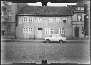 Bernau, Brüderstraße 14. Wohnhaus. Straßenfront mit parkendem PKW Trabant