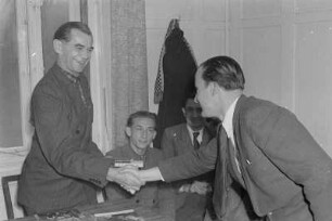 Kurt Krenz, Vorsitzender der Domowina auf einer Veranstaltung : Kurt Krjeńc na zarjadowanju. Pódla njeho sedźo Gerat Kasper : Bautzen / Budyšin