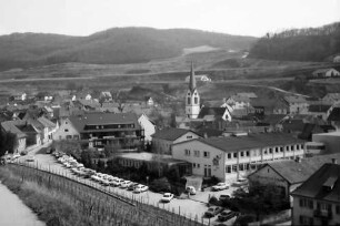 Bickensohl: Vom Weinberg auf Ort und "Rebstock "