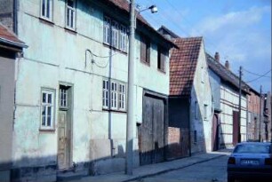 Gehöfte an der Dorfstraße; am ersten Gebäude im OG Schiebeläden