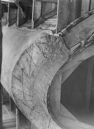 Einschütten des Betons in die Schalung : Technikgeschichte | Technik und Wirtschaft | Betonbau