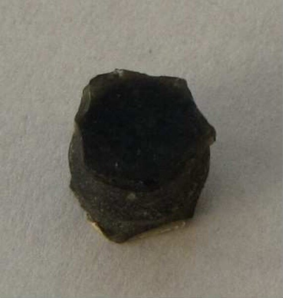 Fragment eines Ohrpflocks aus Obsidian