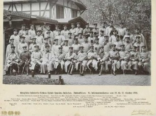 Teilnehmer (ca. einundfünfzig Personen) am Lehrkurs der Infanterie-Schiessschule Spandau vor Fachwerk-Gebäude teils stehend, teils sitzend
