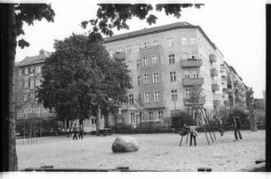 Kleinbildnegative: Spielplatz Merseburger Straße, Apostel-Paulus-Straße, 1981