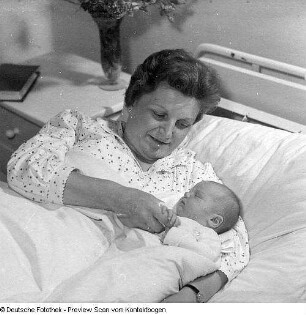 Frauen: Mutter mit Baby