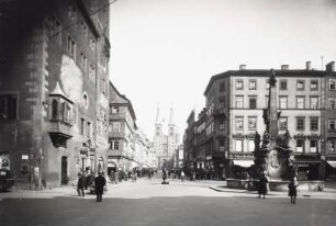 Würzburg, Rathausvorplatz : Würzburg. Rathausvorplatz mit Vierröhrenbrunnen (L. A. v. d. Auvera, J. P. Wagner). Blick über die Domstraße nach Osten zum Dom