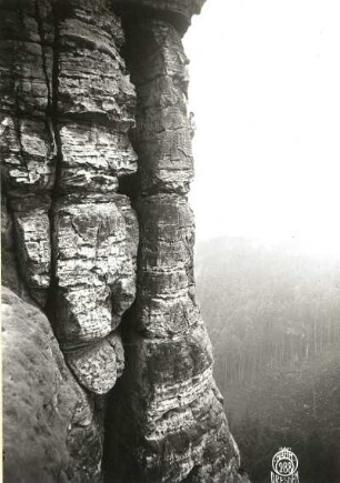 Sächsische Schweiz, Rathener Gebiet. Vorderer Gansfels. Seilschaft Karl Ullrich in der linken Ausstiegsvariante der Südwand (Südwestwand, VIIa)