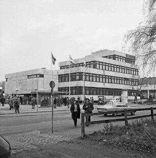 Gemeindeverwaltung: Rathaus: Neubau: Außenansicht: Einweihung: Mitte und hinten Gäste: vorn rechts Zaun: dahinter Hauptstraße mit Pkw: oben rechts Baumäste